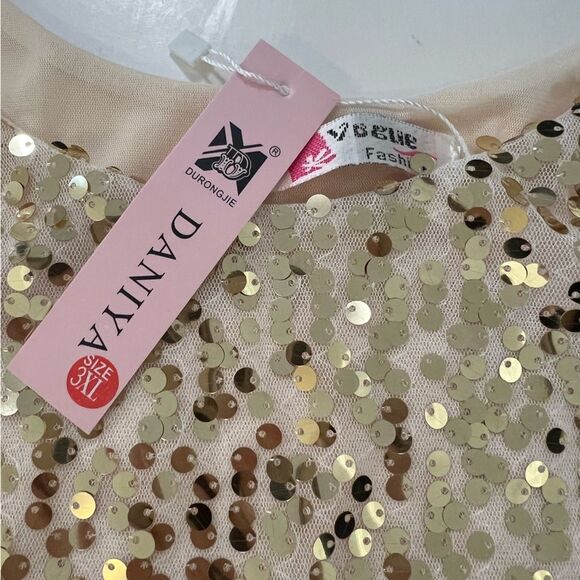NWT Sequin Tank Top by Daniya Fits Medium Gold Metallic Sequins Sleeveless Party - Picture 4 of 6